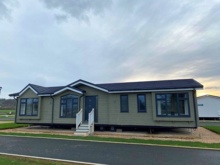 2 Bedroom Mobile/park Home For Sale In Childswickham Road, Broadway, WR12