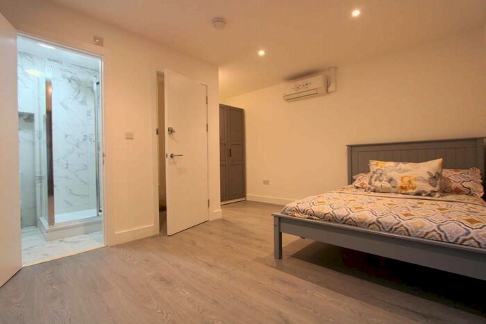 3 Bedroom Flat To Rent In Parkgate Rd, Battersea, SW11