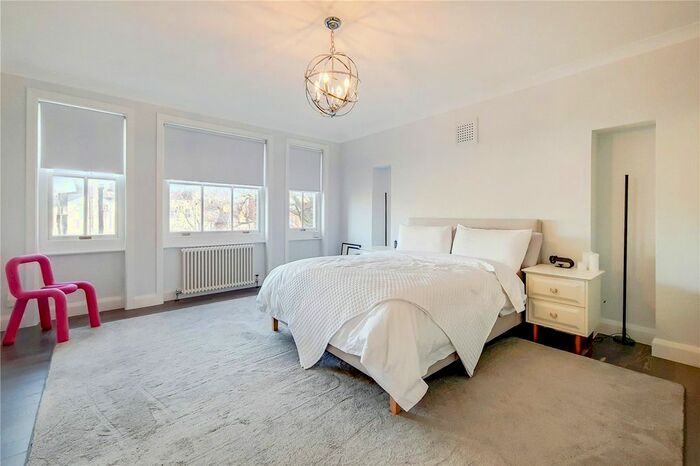 2 Bedroom Flat For Sale In Egerton Place, London, SW3
