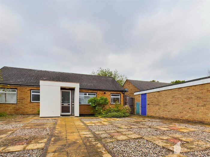 3 Bedroom Bungalow To Rent In Paddock Mead, Harlow, CM18
