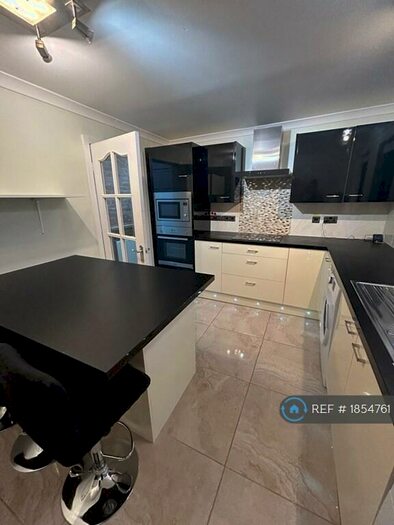 3 Bedroom Flat To Rent In Garry Place, Grangemouth, FK3