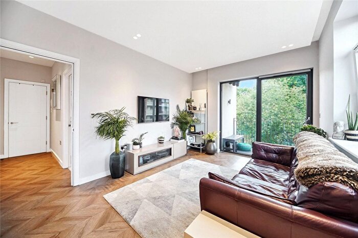 1 Bedroom Flat To Rent In Heather Close, Battersea, SW8