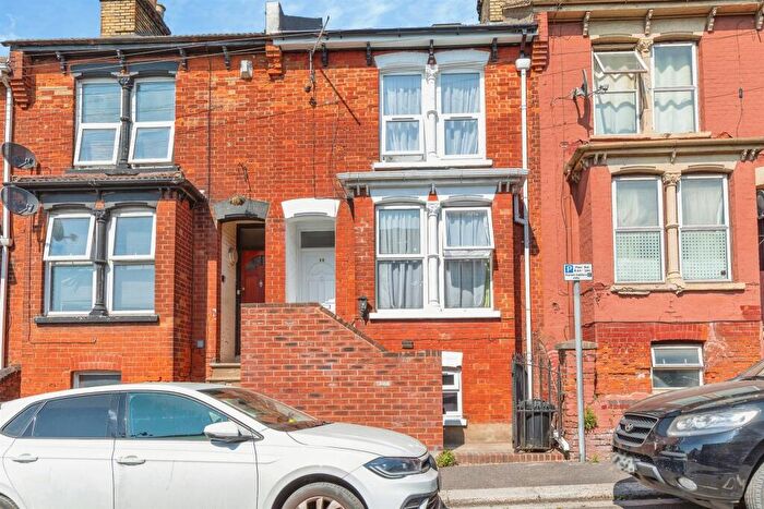 3 Bedroom Terraced House For Sale In Hillside Road, Chatham, ME4