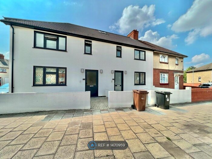 4 Bedroom Semi-Detached House To Rent In Rainham Road North, Dagenham, RM10