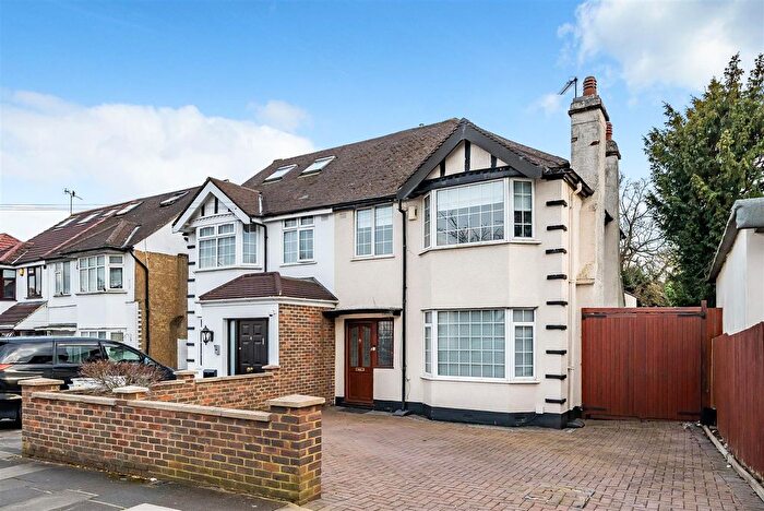 3 Bedroom Property To Rent In Warwick Avenue, Edgware, HA8