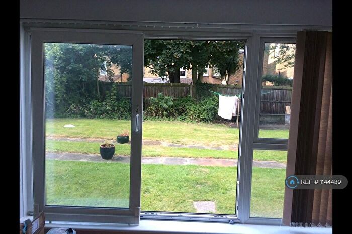 2 Bedroom Flat To Rent In Alpine Court, London, SE12