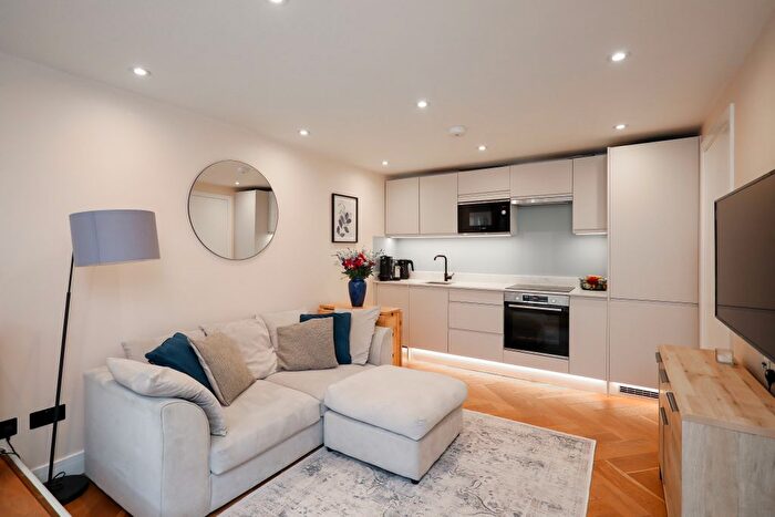 1 Bedroom Flat For Sale In Church Street, Hampton, TW12
