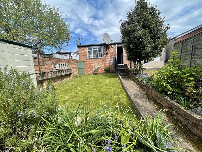 4 Bedroom Semi-Detached House To Rent In Cairnfield Avenue, London, NW2