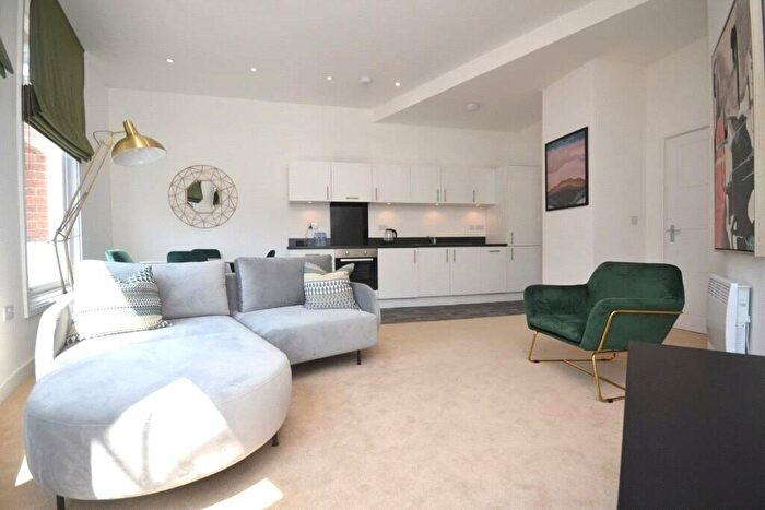 2 Bedroom Apartment To Rent In High Street, Reading, Berkshire, RG1
