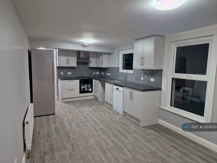 3 Bedroom Flat To Rent In Wrotham Road, Gravesend, DA11