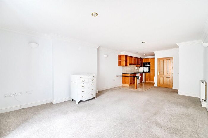 1 Bedroom Flat For Sale In Ellesmere Place, Walton-On-Thames, KT12