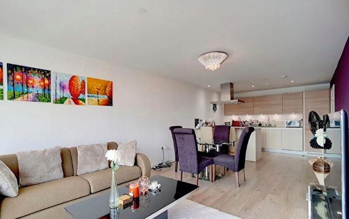 3 Bedroom Flat To Rent In Bromyard Avenue, Acton, London, W3