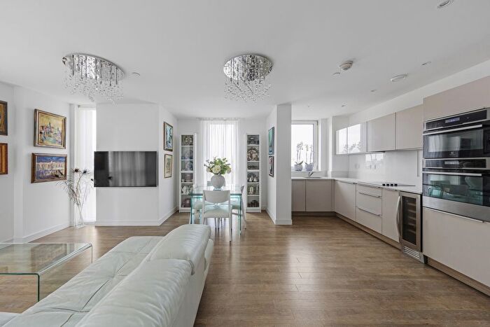 3 Bedroom Flat For Sale In Loop Court, Telegraph Avenue, Greenwich, SE10