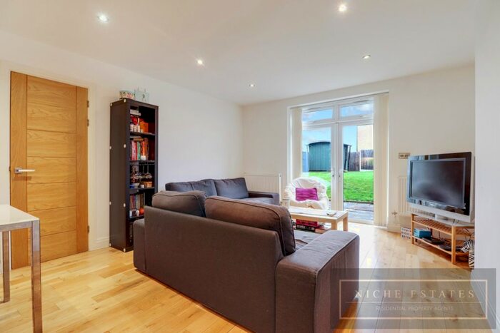3 Bedroom Flat To Rent In Nether Street, London, N3
