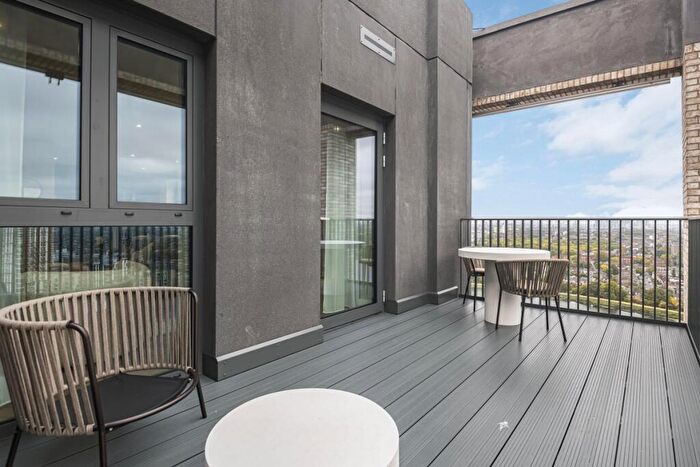 2 Bedroom Penthouse For Sale In Woodberry Down, Finsbury Park, N4