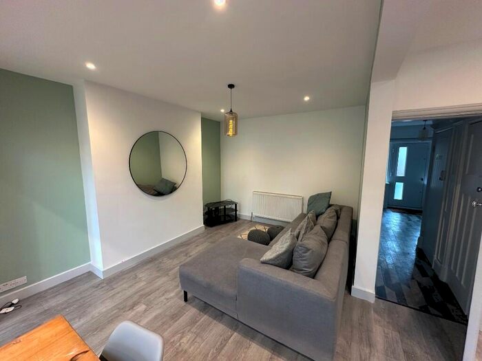 5 Bedroom Semi-Detached House To Rent In Rolleston Drive, Nottingham, Nottinghamshire, NG7