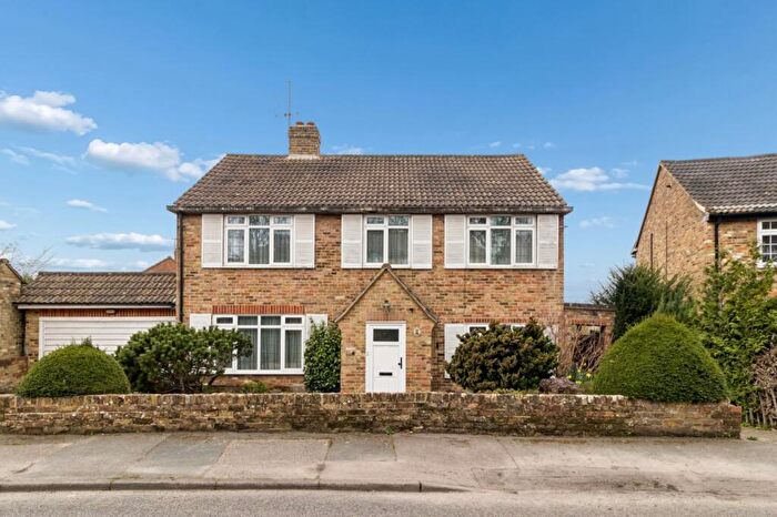 4 Bedroom Detached House For Sale In Robins Orchard, Chalfont St. Peter, Buckinghamshire, SL9