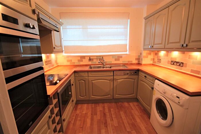 2 Bedroom Flat To Rent In Mead Way, Halstead, Sevenoaks, Kent, TN14