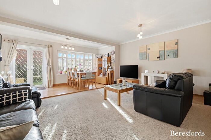 3 Bedroom Semi-Detached House For Sale In Rayburn Road, Hornchurch, RM11