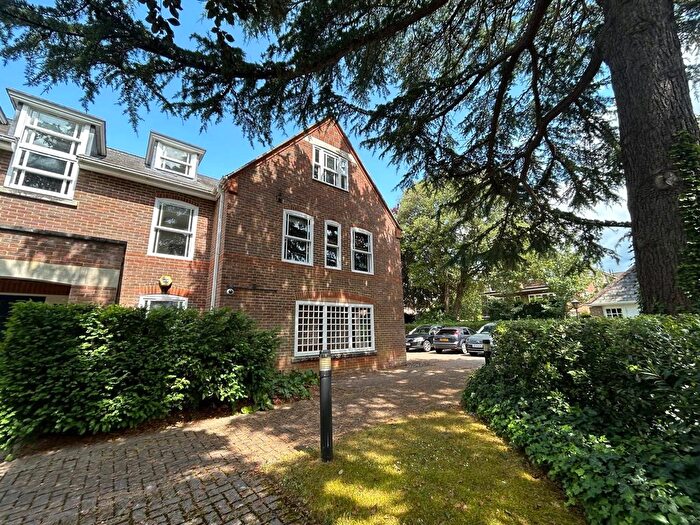 2 Bedroom Flat To Rent In Garden Mews, Westcote Road, Reading, Berkshire, RG30
