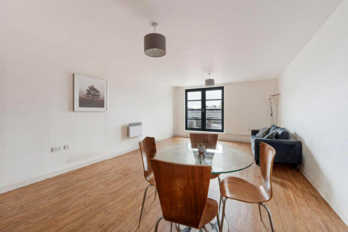 2 Bedroom Flat For Sale In Commercial Road, London, E14