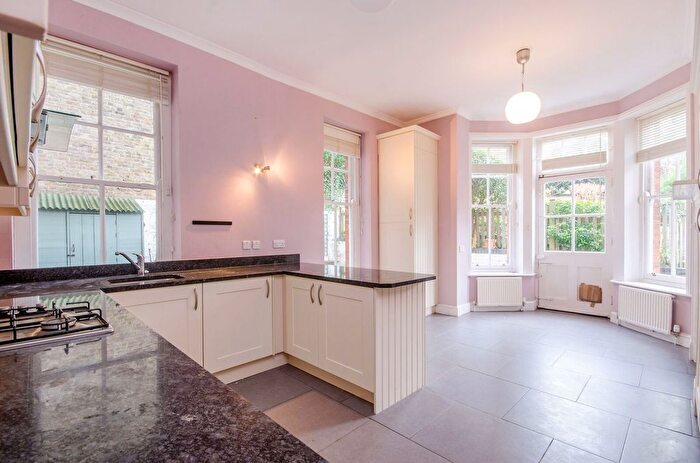 3 Bedroom Flat To Rent In Jacksons Lane, Highgate, London, N6