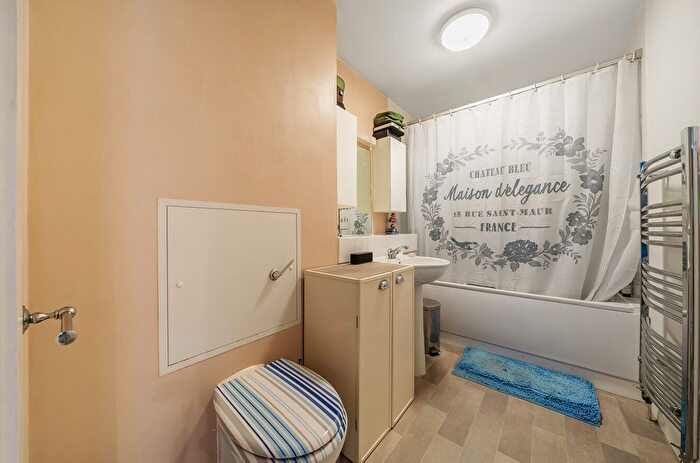 1 Bedroom Flat For Sale In Barton Court, Godstone Road, Whyteleafe, CR3