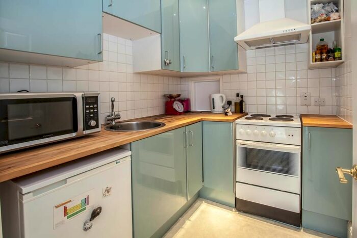 1 Bedroom Flat To Rent In Askew Road, Shepherds Bush, London, W12