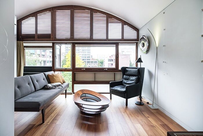 1 Bedroom Flat To Rent In Crescent House, Golden Lane Estate, EC1Y