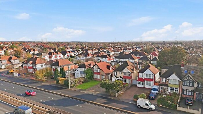 3 Bedroom Detached House For Sale In Malden Way, London, KT3