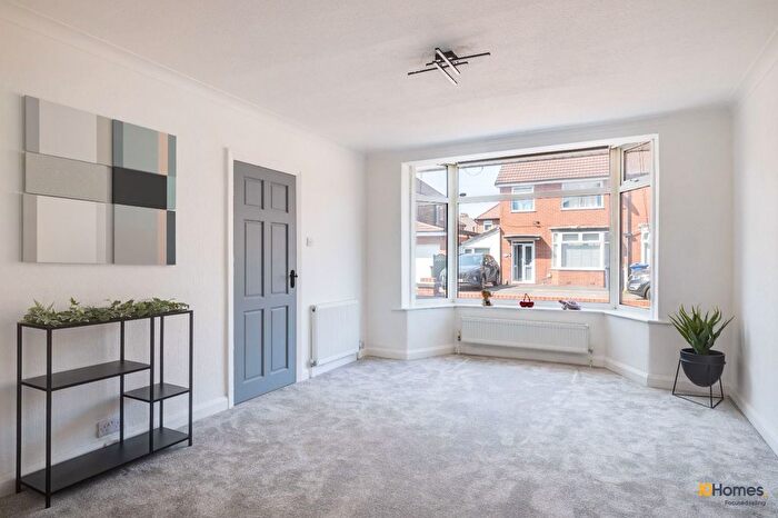 4 Bedroom Semi-Detached House For Sale In Sunnyfield Road, Manchester, M25