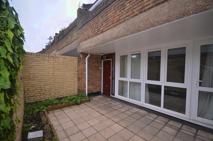 1 Bedroom Flat To Rent In Woodvale Walk, West Norwood, London, SE27