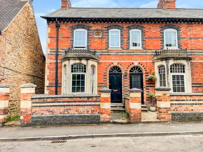 3 Bedroom Terraced House To Rent In East Street, Banbury, Oxfordshire, OX15
