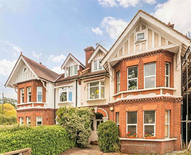 2 Bedroom Flat For Sale In Vicarage Road, Hampton Wick, KT1