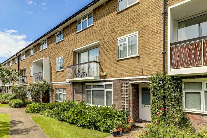 3 Bedroom Apartment To Rent In The Copse, Fortis Green, N2