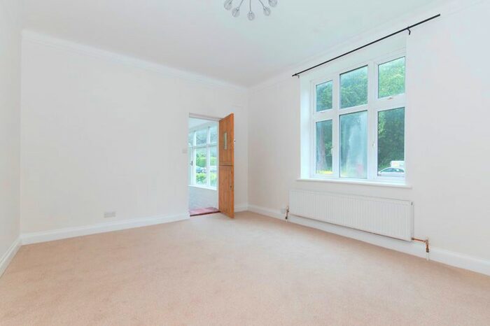 2 Bedroom Flat To Rent In Ross Court, Putney Hill, Putney, SW15