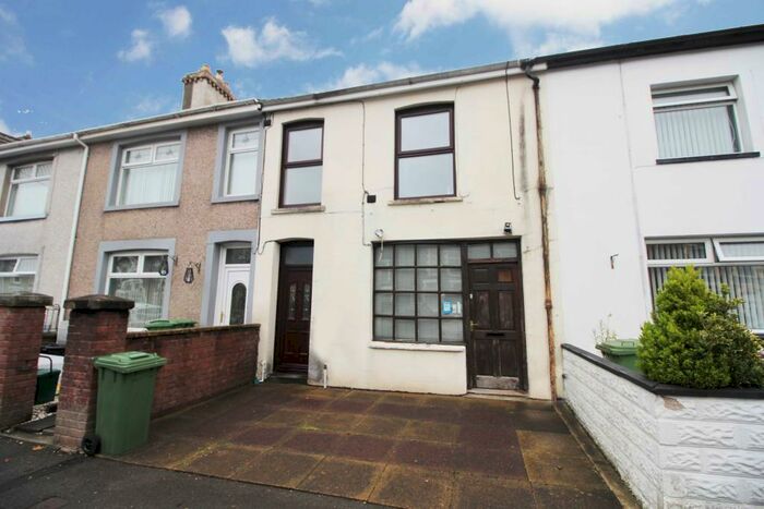 2 Bedroom Maisonette To Rent In Commercial Street, Beddau, CF38