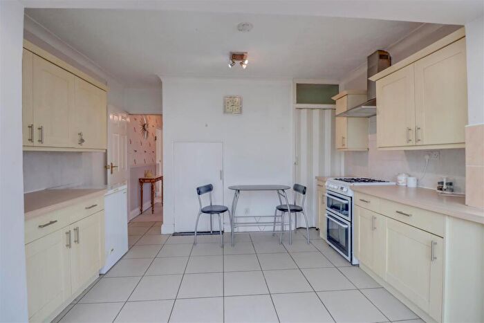 2 Bedroom Detached Bungalow For Sale In Longfield Close, Wickford, SS11