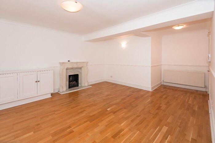3 Bedroom Flat To Rent In Belsize Square, London, NW3