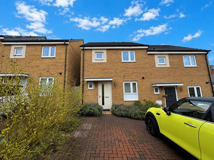3 Bedroom Semi-Detached House To Rent In Primrose Road, Lyde Green, BS16