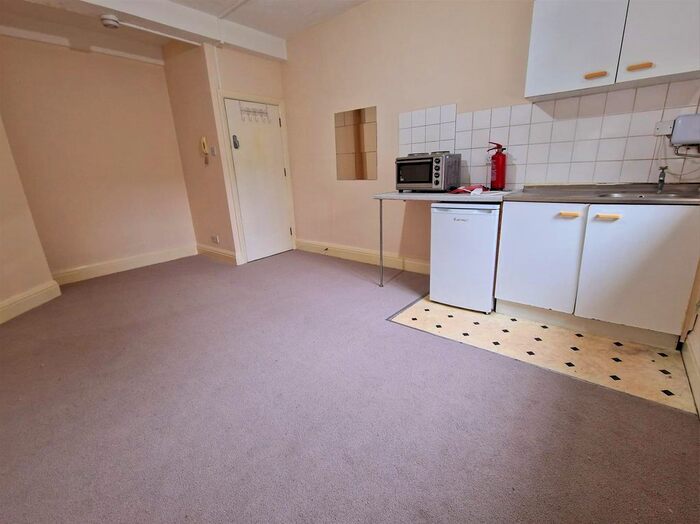 Semi-Detached House To Rent In Streatham Hill, London, SW2