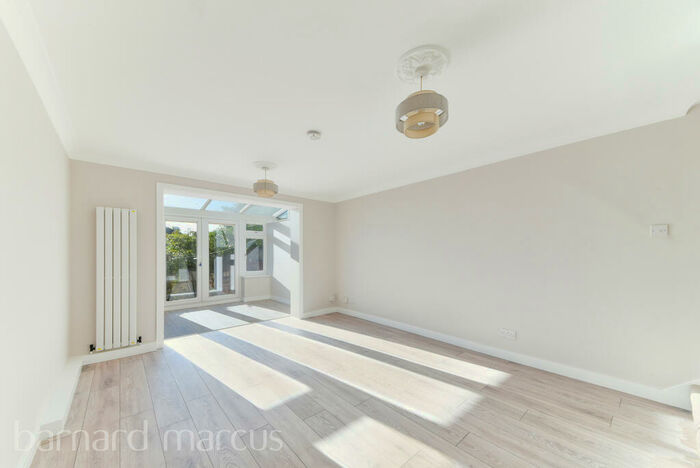 2 Bedroom House To Rent In Firs Avenue, Friern Barnet, N11