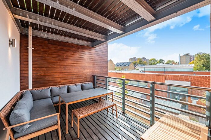 3 Bedroom Flat To Rent In Sheen Road, Surrey, TW9