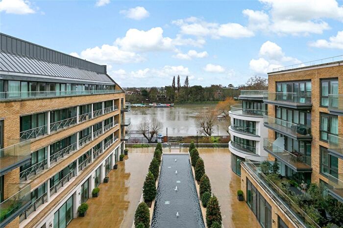 3 Bedroom Flat For Sale In Kew Bridge Road, Brentford, TW8