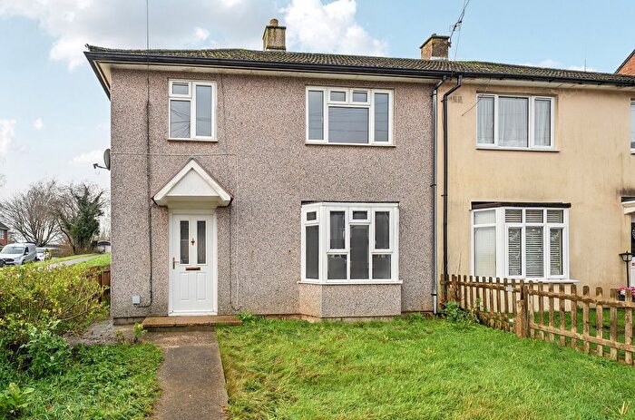 3 Bedroom Semi-Detached House To Rent In Lipscombe Rise, Alton, Hampshire, GU34