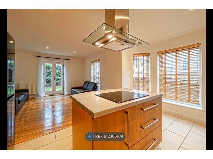 3 Bedroom Flat To Rent In Northpoint Square, London, NW1