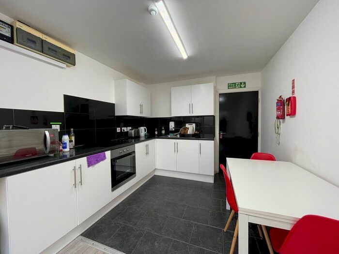 3 Bedroom Flat To Rent In Powell Street, Sheffield, S3