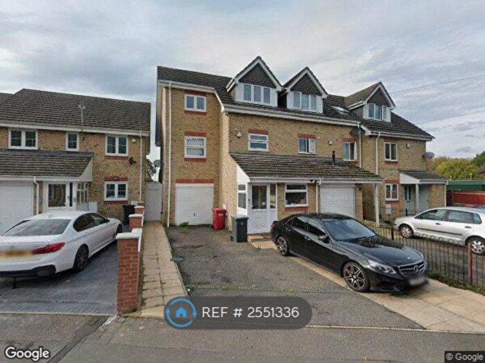 4 Bedroom Semi-Detached House To Rent In Chalvey Grove, Slough, SL1