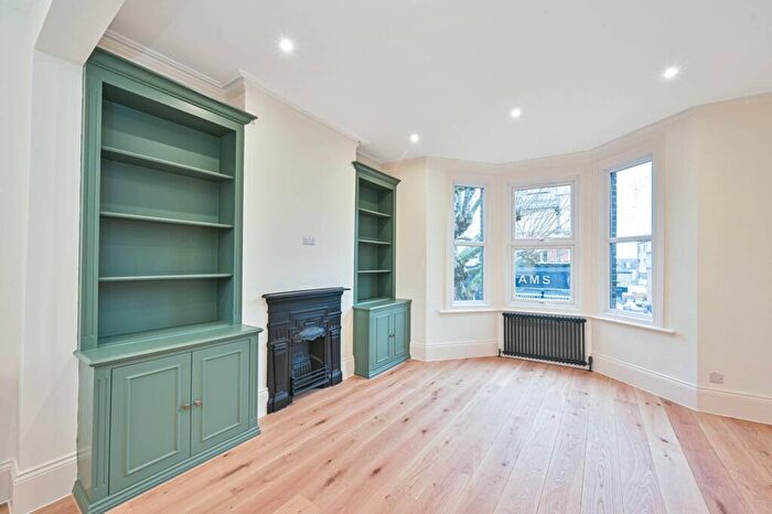 2 Bedroom Maisonette To Rent In High Road, North Finchley, London, N12