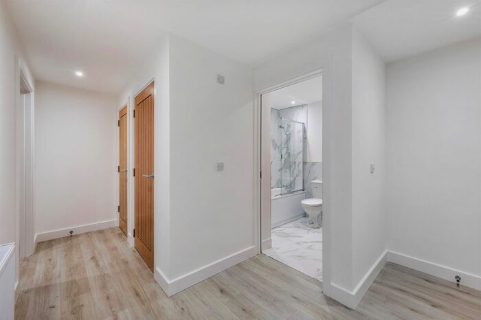 2 Bedroom Flat For Sale In Kingswood Way, South Croydon, CR2